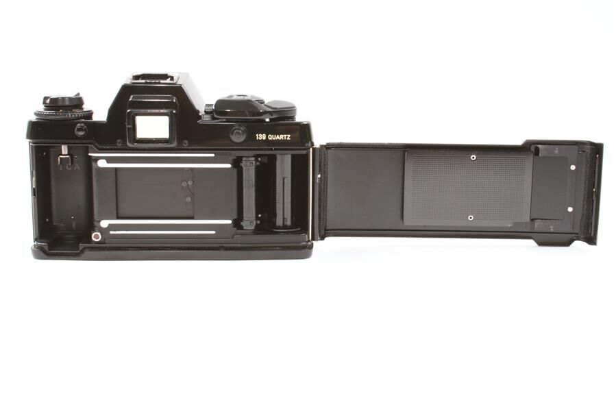 Contax 139 Quartz 35mm Camera Outfit w/ Zeiss 50mm f/1.7 Lens